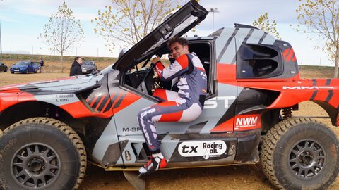 El circuito leonés de Los Cucharales se convirtió en el escenario de la presentación oficial del Ford Ranger T1+ con el que Pau Navarro, junto a su copiloto Alejandro López, participará en el Dakar 2025.