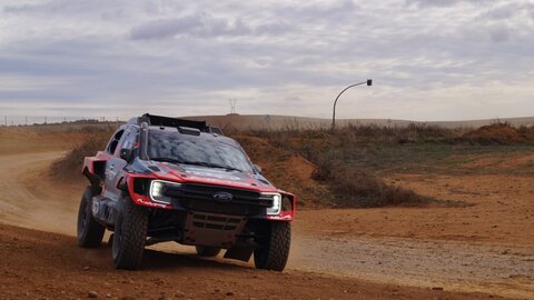 El circuito leonés de Los Cucharales se convirtió en el escenario de la presentación oficial del Ford Ranger T1+ con el que Pau Navarro, junto a su copiloto Alejandro López, participará en el Dakar 2025.