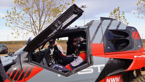 El circuito leonés de Los Cucharales se convirtió en el escenario de la presentación oficial del Ford Ranger T1+ con el que Pau Navarro, junto a su copiloto Alejandro López, participará en el Dakar 2025.