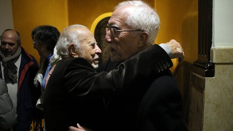 El pintor, ilustrador, ceramista y muralista Antón Díez presentó en el Centro Leonés de Arte que gestiona el Instituto Leonés de Cultura una exposición que presenta cerca de 90 piezas que muestran al visitante su universo creativo. Fotos: Peio García