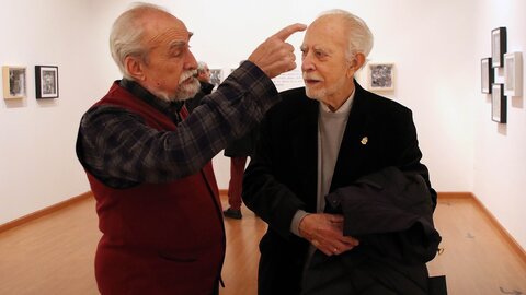 El pintor, ilustrador, ceramista y muralista Antón Díez presentó en el Centro Leonés de Arte que gestiona el Instituto Leonés de Cultura una exposición que presenta cerca de 90 piezas que muestran al visitante su universo creativo. Fotos: Peio García