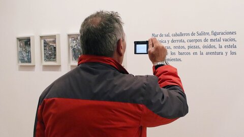 El pintor, ilustrador, ceramista y muralista Antón Díez presentó en el Centro Leonés de Arte que gestiona el Instituto Leonés de Cultura una exposición que presenta cerca de 90 piezas que muestran al visitante su universo creativo. Fotos: Peio García