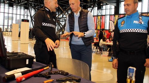 Expojoven celebra su 34 edición en el Palacio de Exposiciones de León. Cuenta con la participación de 17 asociaciones juveniles y espacios dedicados a los idiomas, el turismo activo, la enseñanza y los libros. Fotos: Peio García