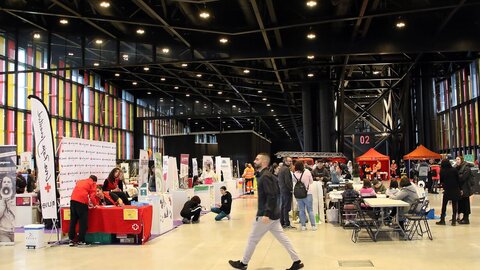 Expojoven celebra su 34 edición en el Palacio de Exposiciones de León. Cuenta con la participación de 17 asociaciones juveniles y espacios dedicados a los idiomas, el turismo activo, la enseñanza y los libros. Fotos: Peio García