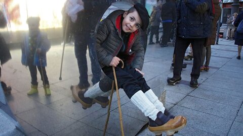 La capital leonesa acoge una madreñada por el centro de la ciudad. Foto: Peio García