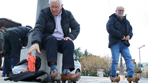 La capital leonesa acoge una madreñada por el centro de la ciudad. Foto: Peio García