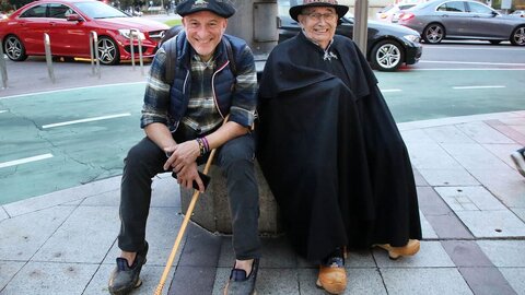 La capital leonesa acoge una madreñada por el centro de la ciudad. Foto: Peio García