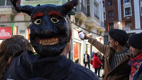 La capital leonesa acoge una madreñada por el centro de la ciudad. Foto: Peio García