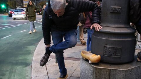 La capital leonesa acoge una madreñada por el centro de la ciudad. Foto: Peio García