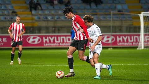 El equipo de Raúl Llona muerde el polvo en el Reino de León ante un Athletic muy superior, incluso cuanto estuvo en desventaja en el marcador.