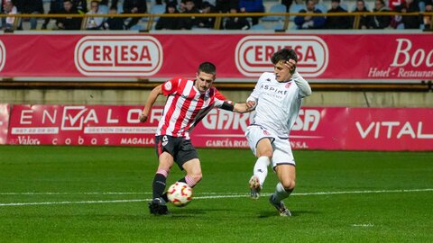 El equipo de Raúl Llona muerde el polvo en el Reino de León ante un Athletic muy superior, incluso cuanto estuvo en desventaja en el marcador.