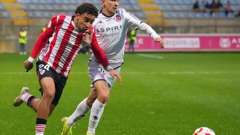 El equipo de Raúl Llona muerde el polvo en el Reino de León ante un Athletic muy superior, incluso cuanto estuvo en desventaja en el marcador.