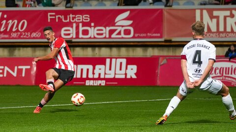 El equipo de Raúl Llona muerde el polvo en el Reino de León ante un Athletic muy superior, incluso cuanto estuvo en desventaja en el marcador.