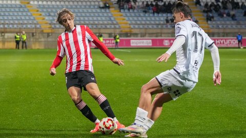 El equipo de Raúl Llona muerde el polvo en el Reino de León ante un Athletic muy superior, incluso cuanto estuvo en desventaja en el marcador.