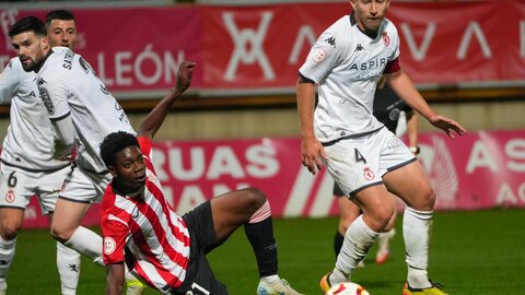 El equipo de Raúl Llona muerde el polvo en el Reino de León ante un Athletic muy superior, incluso cuanto estuvo en desventaja en el marcador.