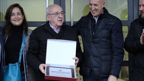 Por la puerta 'Marianín' al Reino de León. El 'Jabalí del Bierzo' recibe un merecido homenaje en la antesala del encuentro ante el Bilbao Athletic y ya tiene su puerta en el Reino de León.