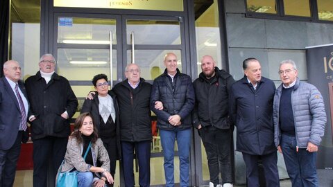 Por la puerta 'Marianín' al Reino de León. El 'Jabalí del Bierzo' recibe un merecido homenaje en la antesala del encuentro ante el Bilbao Athletic y ya tiene su puerta en el Reino de León.