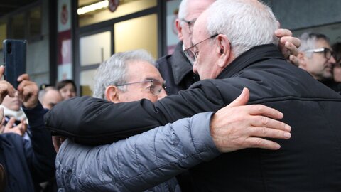 Por la puerta 'Marianín' al Reino de León. El 'Jabalí del Bierzo' recibe un merecido homenaje en la antesala del encuentro ante el Bilbao Athletic y ya tiene su puerta en el Reino de León.