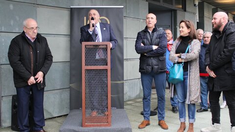 Por la puerta 'Marianín' al Reino de León. El 'Jabalí del Bierzo' recibe un merecido homenaje en la antesala del encuentro ante el Bilbao Athletic y ya tiene su puerta en el Reino de León.