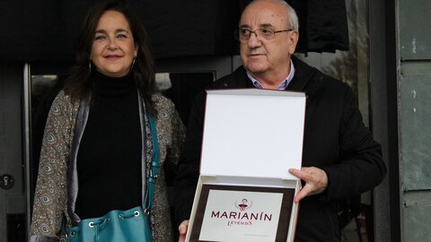 Por la puerta 'Marianín' al Reino de León. El 'Jabalí del Bierzo' recibe un merecido homenaje en la antesala del encuentro ante el Bilbao Athletic y ya tiene su puerta en el Reino de León.