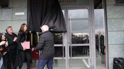 Por la puerta 'Marianín' al Reino de León. El 'Jabalí del Bierzo' recibe un merecido homenaje en la antesala del encuentro ante el Bilbao Athletic y ya tiene su puerta en el Reino de León.