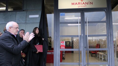 Por la puerta 'Marianín' al Reino de León. El 'Jabalí del Bierzo' recibe un merecido homenaje en la antesala del encuentro ante el Bilbao Athletic y ya tiene su puerta en el Reino de León.