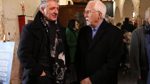 El escritor Luis Mateo Díez asiste a la exposición ‘Luis Mateo Díez en el desván’, que el Instituto Leonés de Cultura presenta en La Panera del monasterio de Santa María de Sandoval. Fotos: Peio García