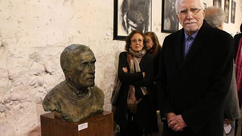 El escritor Luis Mateo Díez asiste a la exposición ‘Luis Mateo Díez en el desván’, que el Instituto Leonés de Cultura presenta en La Panera del monasterio de Santa María de Sandoval. Fotos: Peio García