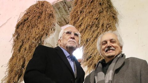 El escritor Luis Mateo Díez asiste a la exposición ‘Luis Mateo Díez en el desván’, que el Instituto Leonés de Cultura presenta en La Panera del monasterio de Santa María de Sandoval. Fotos: Peio García