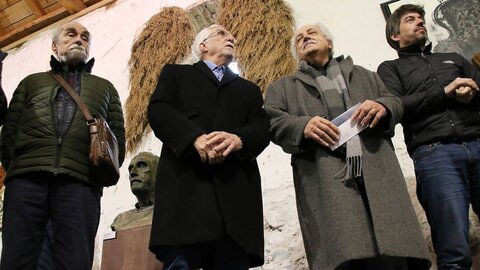 El escritor Luis Mateo Díez asiste a la exposición ‘Luis Mateo Díez en el desván’, que el Instituto Leonés de Cultura presenta en La Panera del monasterio de Santa María de Sandoval. Fotos: Peio García