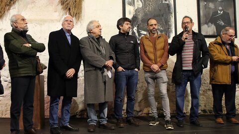 El escritor Luis Mateo Díez asiste a la exposición ‘Luis Mateo Díez en el desván’, que el Instituto Leonés de Cultura presenta en La Panera del monasterio de Santa María de Sandoval. Fotos: Peio García