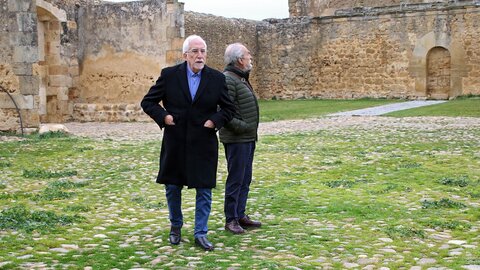 El escritor Luis Mateo Díez asiste a la exposición ‘Luis Mateo Díez en el desván’, que el Instituto Leonés de Cultura presenta en La Panera del monasterio de Santa María de Sandoval. Fotos: Peio García