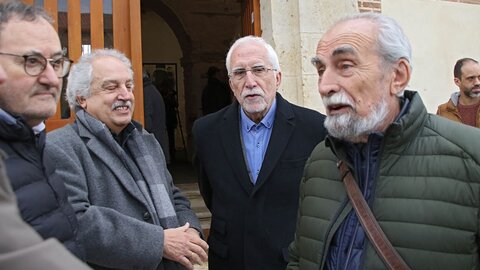 El escritor Luis Mateo Díez asiste a la exposición ‘Luis Mateo Díez en el desván’, que el Instituto Leonés de Cultura presenta en La Panera del monasterio de Santa María de Sandoval. Fotos: Peio García