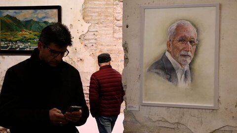 El escritor Luis Mateo Díez asiste a la exposición ‘Luis Mateo Díez en el desván’, que el Instituto Leonés de Cultura presenta en La Panera del monasterio de Santa María de Sandoval. Fotos: Peio García