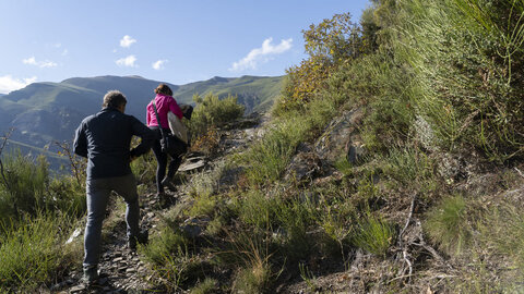 Visita a los canales romanos en la Tebaida berciana en los que se pretende crear una ruta BTT desde Peñalba de Santiago hasta Las Médulas. Fotos: César Sánchez