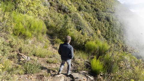 Visita a los canales romanos en la Tebaida berciana en los que se pretende crear una ruta BTT desde Peñalba de Santiago hasta Las Médulas. Fotos: César Sánchez