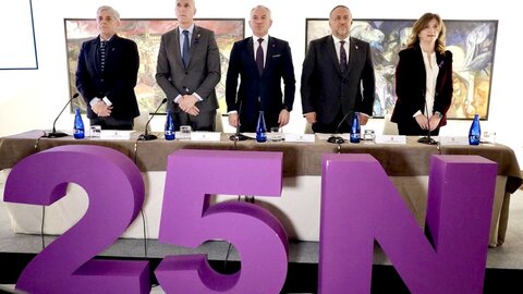 León acoge un acto institucional conjunto por el Día Internacional para la Eliminación de la Violencia Contra las Mujeres, con la asistencia del delegado del Gobierno, entre otras autoridades. Foto: Campillo