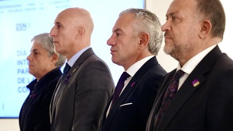 León acoge un acto institucional conjunto por el Día Internacional para la Eliminación de la Violencia Contra las Mujeres, con la asistencia del delegado del Gobierno, entre otras autoridades. Foto: Campillo