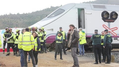 Paso a nivel sin barreras donde han fallecido dos personas tras ser arrollado un turismo por un Alvia en Husillos (Palencia)