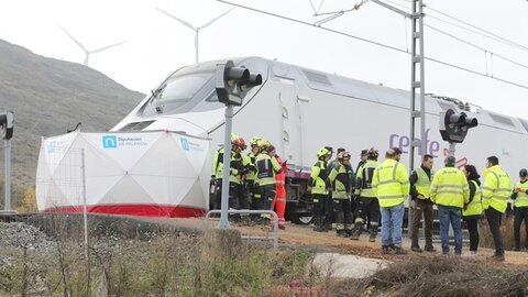 Paso a nivel sin barreras donde han fallecido dos personas tras ser arrollado un turismo por un Alvia en Husillos (Palencia)