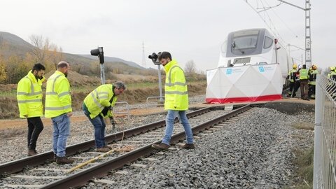 Paso a nivel sin barreras donde han fallecido dos personas tras ser arrollado un turismo por un Alvia en Husillos (Palencia)