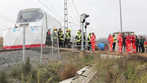 Paso a nivel sin barreras donde han fallecido dos personas tras ser arrollado un turismo por un Alvia en Husillos (Palencia)