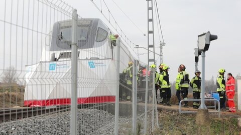 Paso a nivel sin barreras donde han fallecido dos personas tras ser arrollado un turismo por un Alvia en Husillos (Palencia)