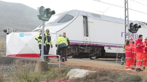 Paso a nivel sin barreras donde han fallecido dos personas tras ser arrollado un turismo por un Alvia en Husillos (Palencia)