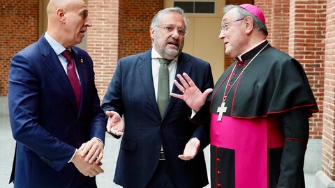 Acto de inauguración del Museo Diocesano y de la Semana Santa de León, con la asistencia del presidente de las Cortes Autonómicas, Carlos Pollán, el consejero de Medio Ambiente, Vivienda y Ordenación del Territorio, Juan Carlos Suárez-Quiñones, el alcalde de León, José Antonio Diez, y otros representantes institucionales. Foto: Campillo