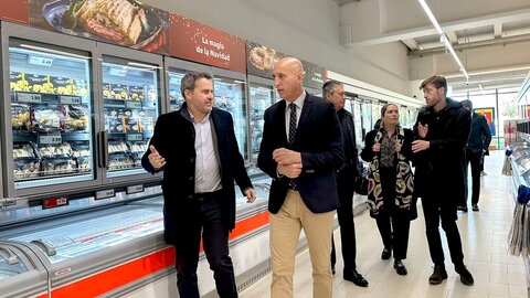 En la antesala de la apertura el alcalde de León, José Antonio Diez, ha visitado sus instalaciones acompañado de otros miembros de la corporación y responsables del establecimiento para desearles 