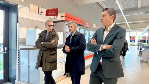 En la antesala de la apertura el alcalde de León, José Antonio Diez, ha visitado sus instalaciones acompañado de otros miembros de la corporación y responsables del establecimiento para desearles 