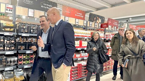 En la antesala de la apertura el alcalde de León, José Antonio Diez, ha visitado sus instalaciones acompañado de otros miembros de la corporación y responsables del establecimiento para desearles 