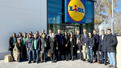 En la antesala de la apertura el alcalde de León, José Antonio Diez, ha visitado sus instalaciones acompañado de otros miembros de la corporación y responsables del establecimiento para desearles 