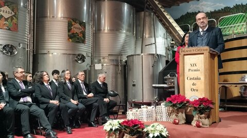 Ya en Navidad, con 'Prada a Tope'. La Banda de Música Ciudad de Ponferrada ha recibido la Castaña de Oro de la Fundación Prada en un acto en el que su impulsor, José Luis Prada, ha animado a buscar la superación con esfuerzo.